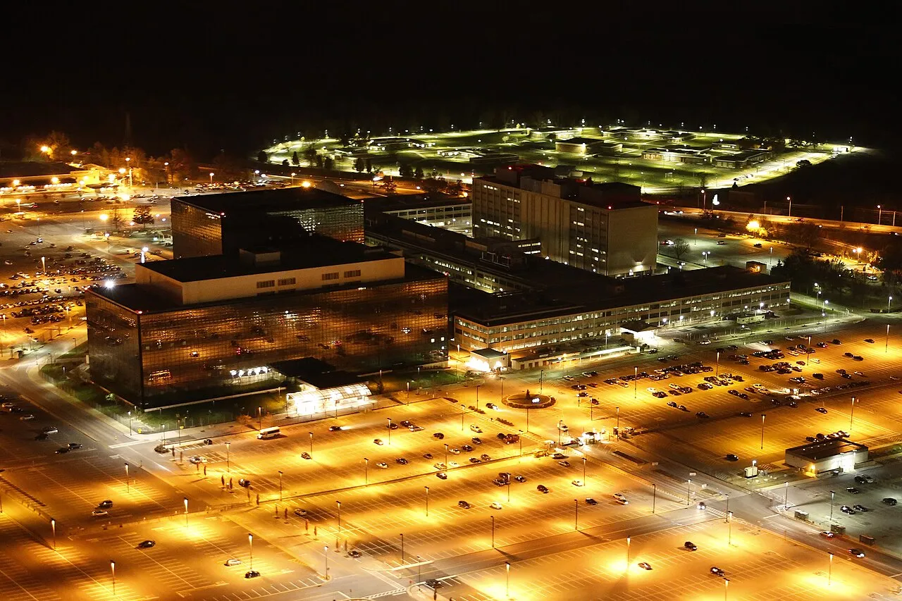 NSA genel merkezinin 2013 tarihli gece hava fotoğrafı; güncel haber olayını göstermez