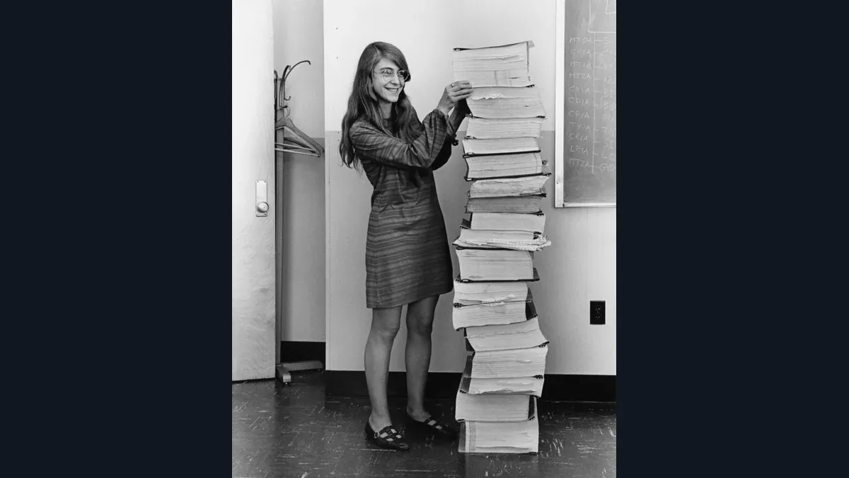 Margaret Hamilton, 1969’da Apollo yazılımının basılı kodlarının yanında
