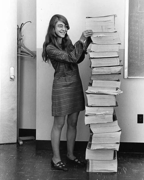 Margaret Hamilton, 1969 yılında MIT ekibinin Apollo uçuş yazılımı çıktılarının yanında