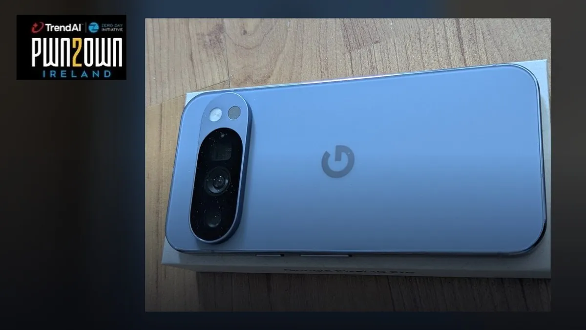 Pwn2Own Ireland logosu ve masada duran gerçek bir Google Pixel 10 Pro telefon