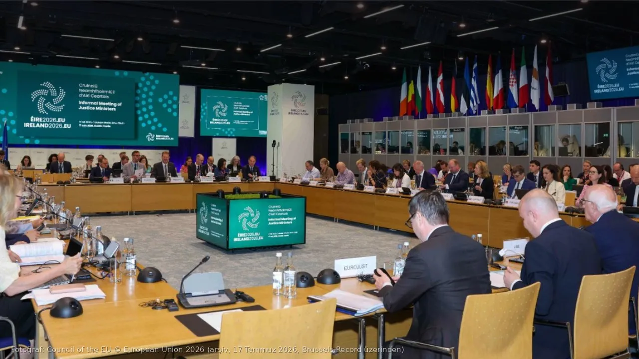 AB adalet ve içişleri bakanlarının 17 Temmuz 2026’da Dublin Kalesi’ndeki gayriresmî toplantısı: büyük toplantı salonunda U biçimli masa etrafında oturan delegeler, arkada AB ülkelerinin bayrakları ve İrlanda dönem başkanlığı logolu ekranlar