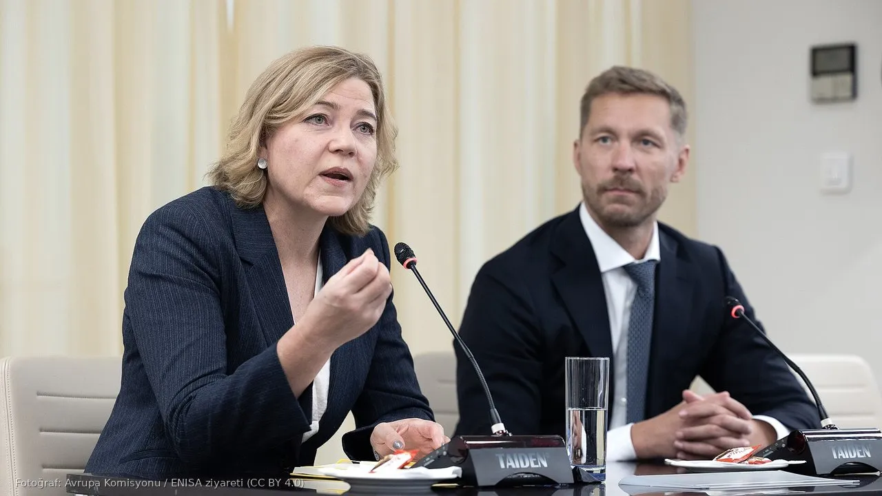 ENISA ziyaretinde Henna Virkkunen konuşurken, yanında ENISA İcra Direktörü Juhan Lepassaar