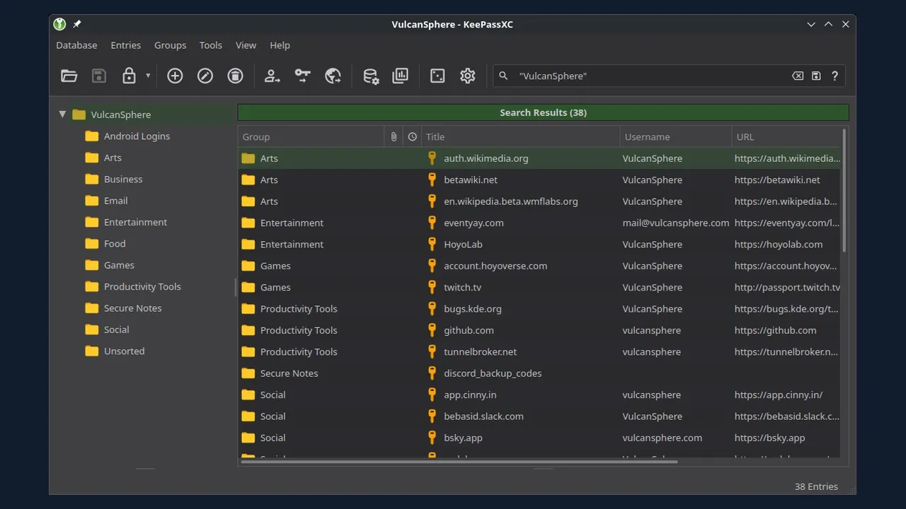 KeePassXC 2.7.10 arayüzü: klasörlere ayrılmış giriş kayıtları, kullanıcı adları ve adresler listesi (ekran görüntüsü)