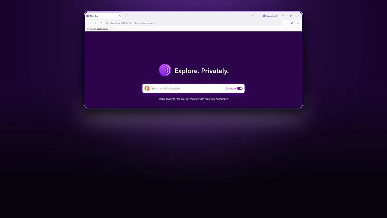 Tor Browser'ın Windows 10'daki yeni sekme ekranı (sürüm 14.0.8): mor zemin üzerinde Tor logosu, "Explore. Privately." yazısı ve DuckDuckGo arama kutusu; ekran görüntüsü bulanık mor bir arka plan üzerinde çerçeve içinde
