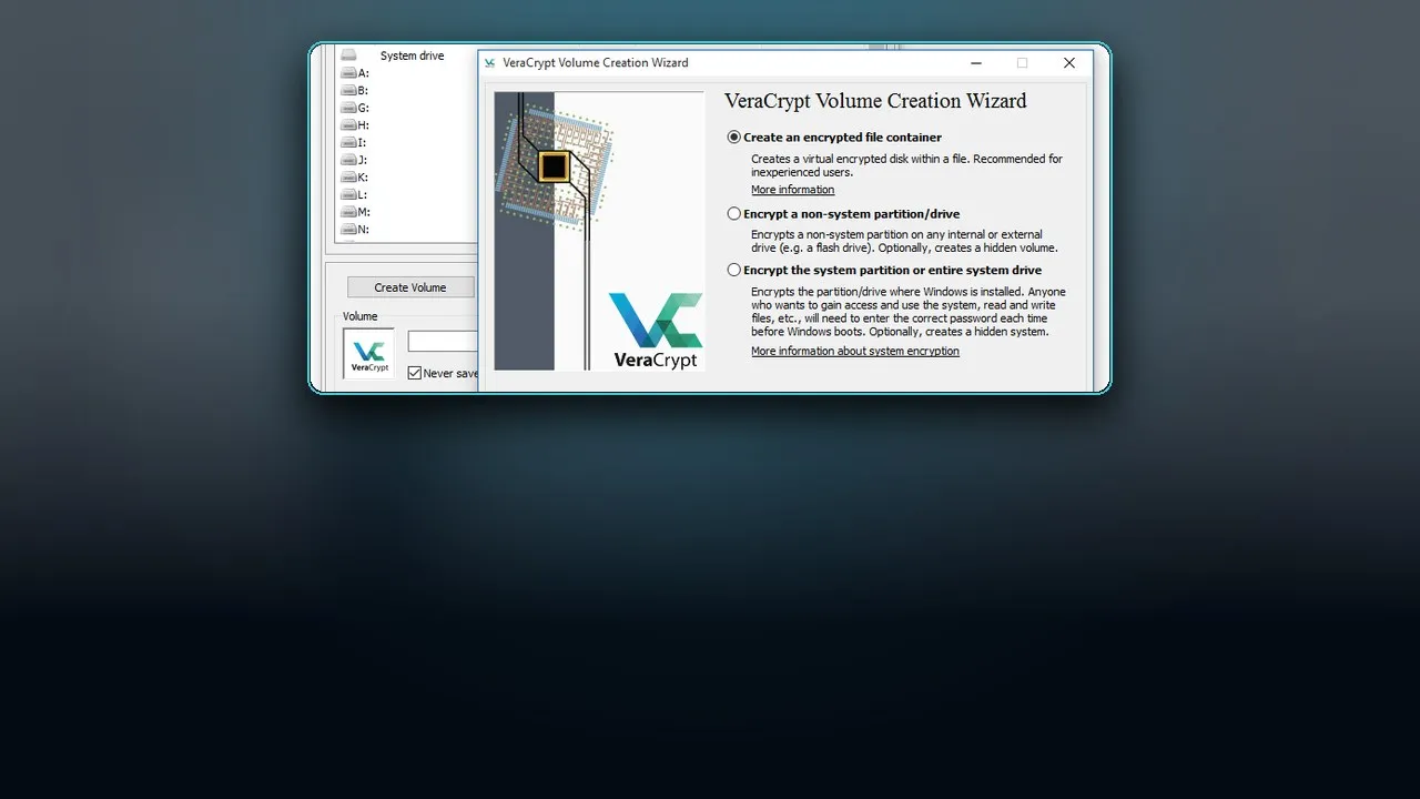 VeraCrypt'in Windows 10'daki ana penceresi ve önünde açık Birim Oluşturma Sihirbazı (sürüm 1.17): sihirbazda şifreli dosya kabı oluşturma, sistem dışı bölüm ya da sürücüyü şifreleme ve sistem bölümünü şifreleme seçenekleri ile VeraCrypt logosu görülüyor; ekran görüntüsü bulanık koyu turkuaz bir arka plan üzerinde çerçeve içinde
