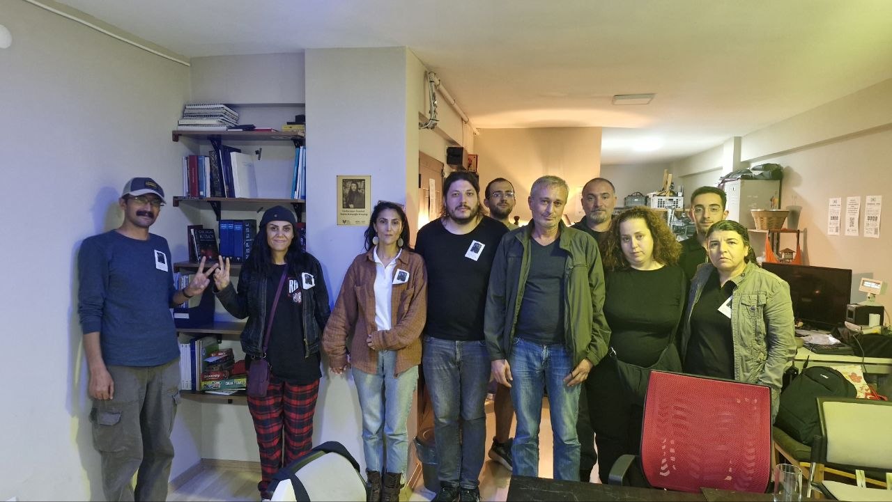 Kitaplık açılışı: aile, yoldaşlar ve Özgür Yazılım Derneği