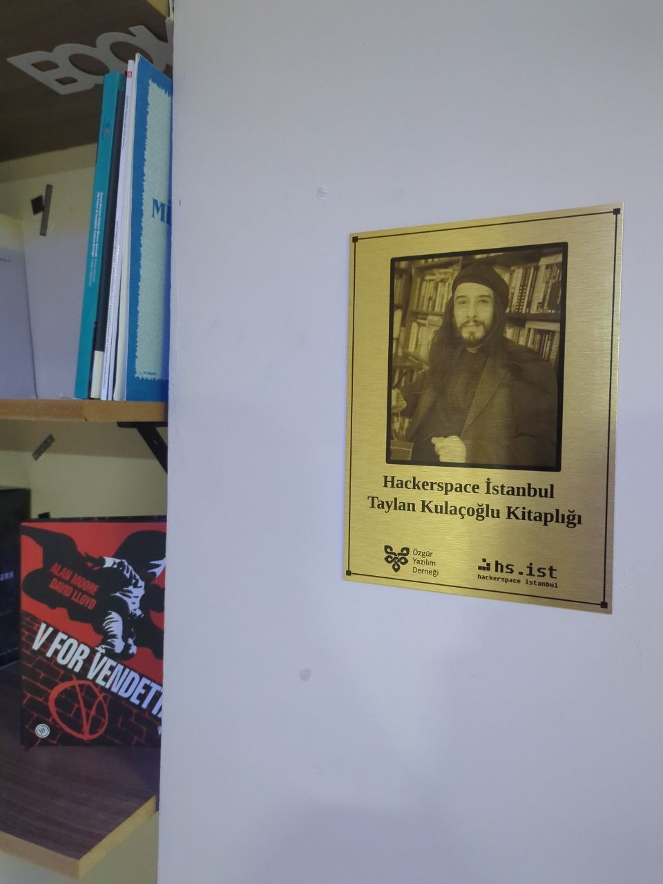 Hackerspace İstanbul Taylan Kulaçoğlu Kitaplığı levhası